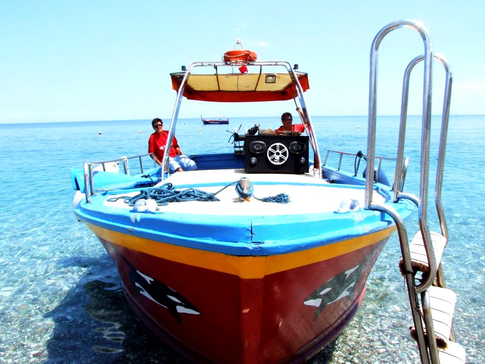 Tour Boat in Taormina Beach - Sicilia -Italy - Creative Commons by gnuckx