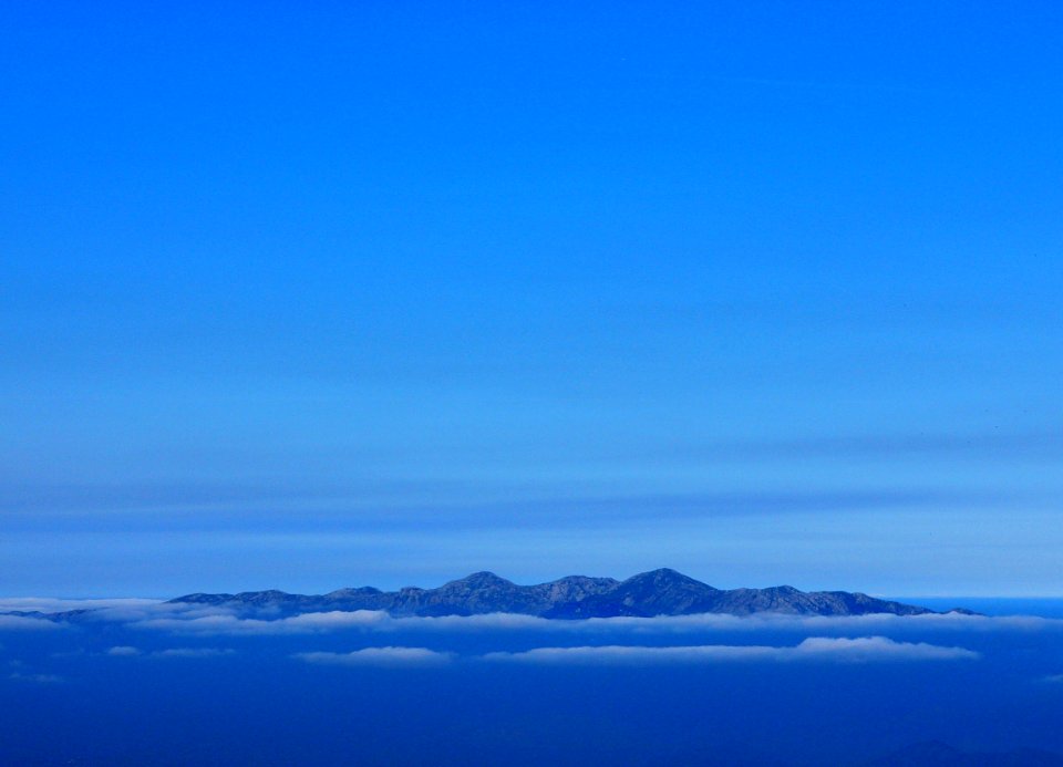 Por encima de las nubes