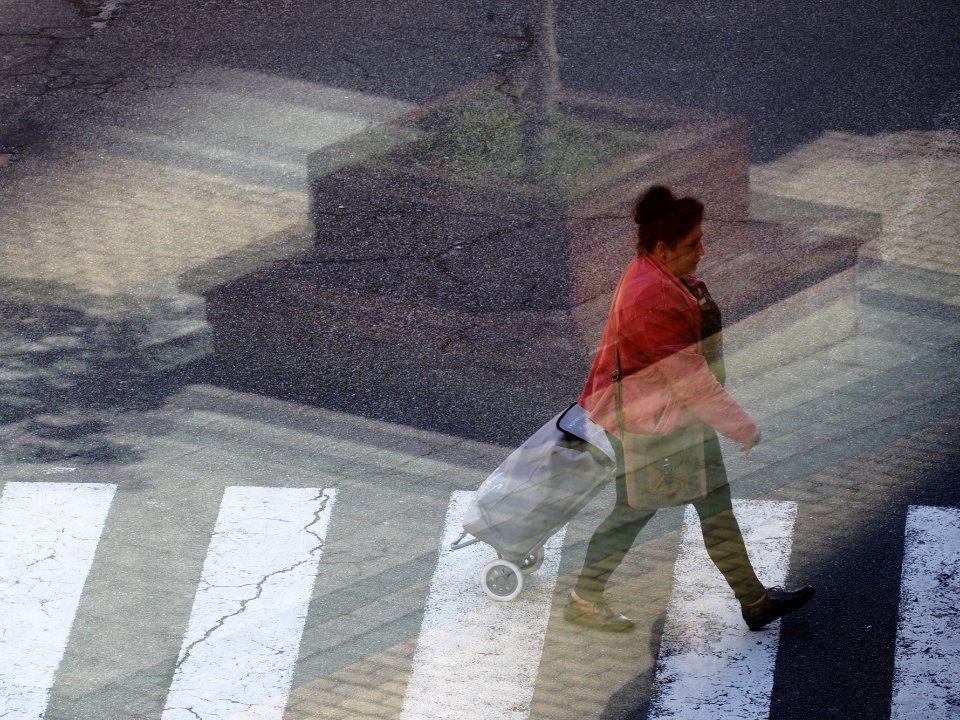 Mujer con carrito y chaqueta roja