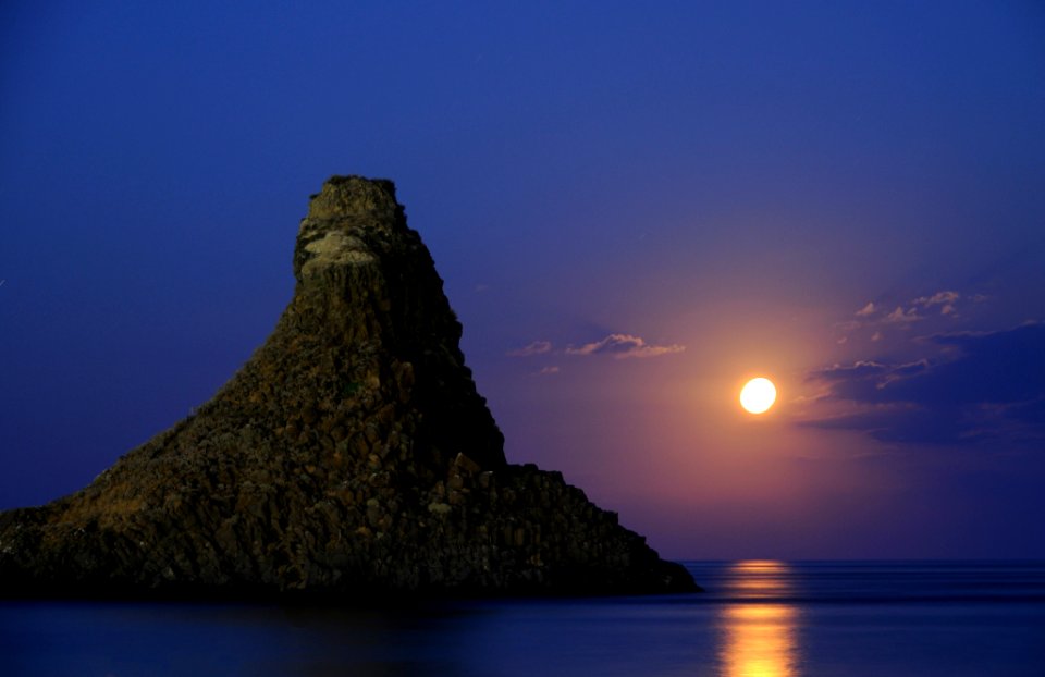 Acitrezza Faraglioni Moon Rise Sicilia Italy Italia - Creative Commons by gnuckx