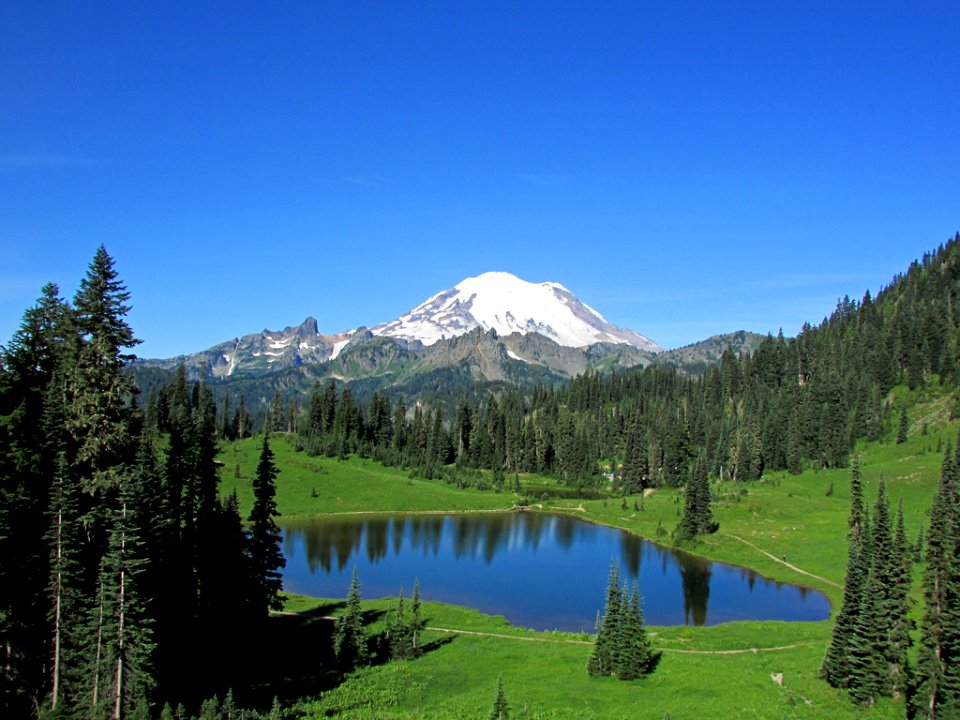 Tipsoo Lake at Mt. Rainier NP in WA
