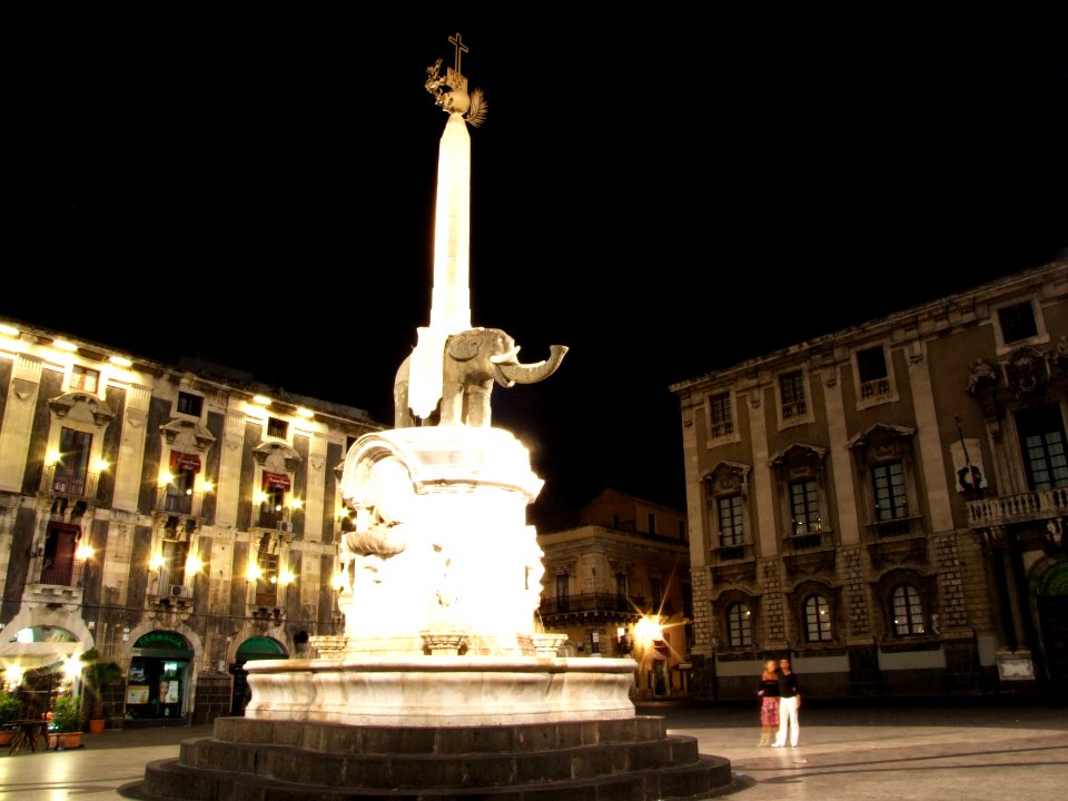 Piazza Duomo-Catania-Sicilia-Italy - Creative Commons by gnuckx