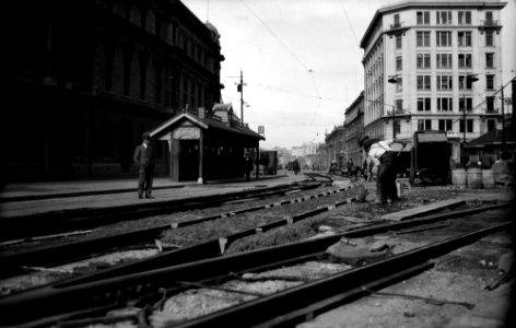 88; Customhouse Quay, workmen working on tram tracks - 28 Aug 1930