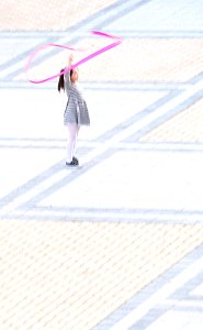Niña con cinta rosa