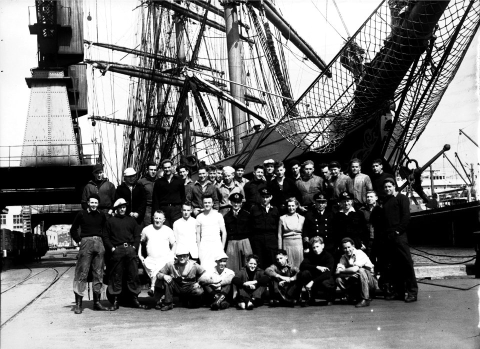 136; Group photograph of Pamir crew, Wellington - Circa 1940