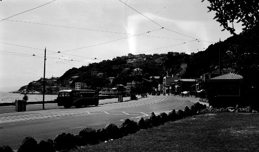 437; Wellington Tramways Omnibus on Oriental Parade - Circa 1940