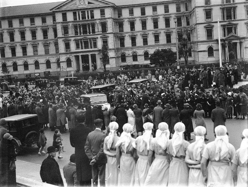147; Royal Visit, crowds gathered to welcome Prince of Wales, Lambton Quay - 1920