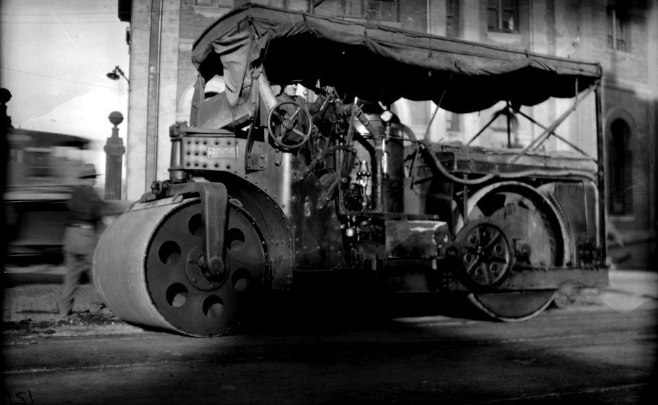 67; Customhouse Quay, Steam Roller used for top coat bitumen roading - 23 Jul 1930