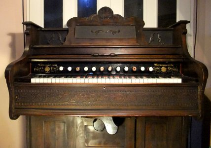 [headshot] Parlor reed organ