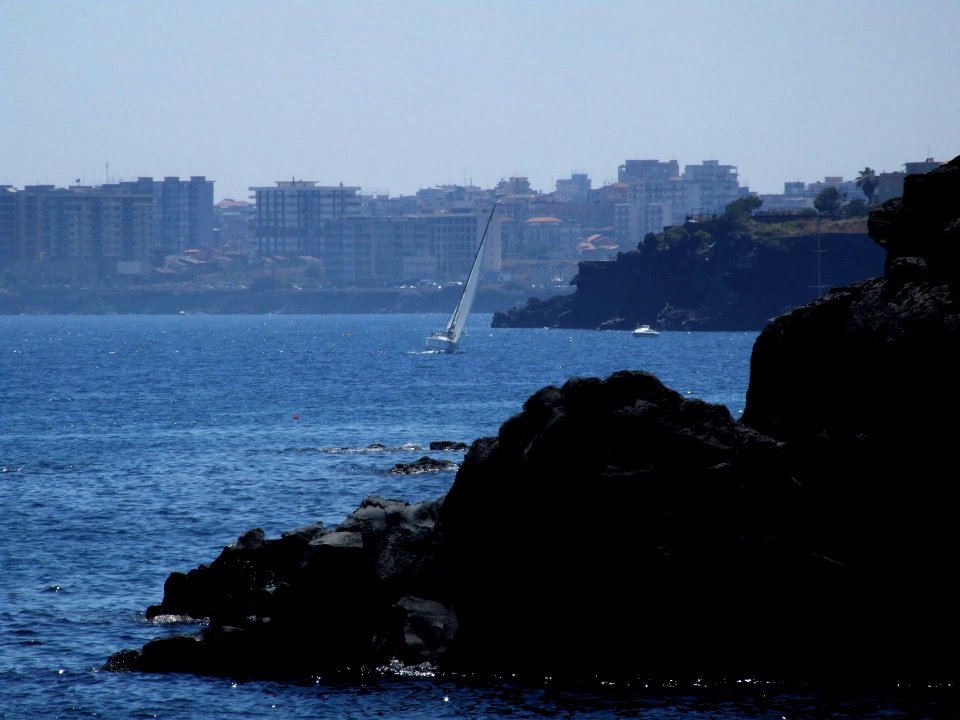 Scogliera Aci Castello-Sicilia-Italy - Creative Commons by gnuckx
