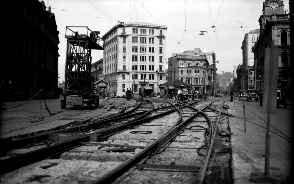 87; Customhouse Quay, workmen working on tram tracks, Wagon Tower to left of tracks - Aug 1930