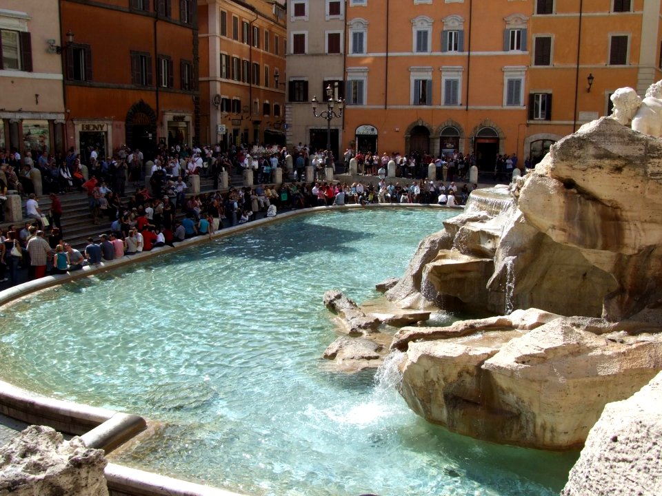 Italy Roma Fontana di Trevi - Creative Commons by gnuckx