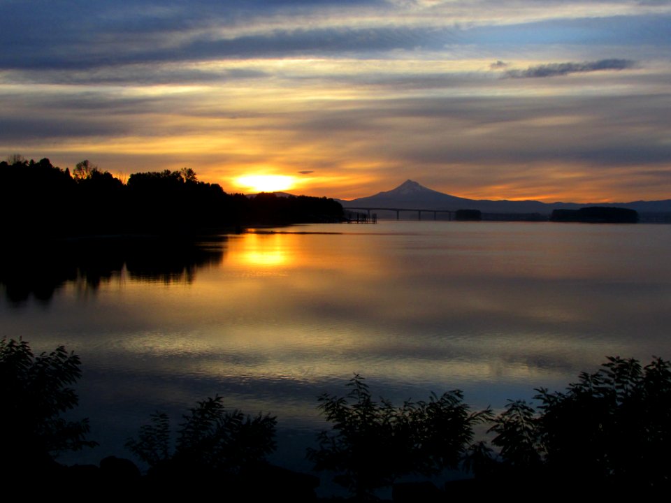 Sunrise over Mt. Hood and Columbia River at Wintler Park in Vancouver, WA