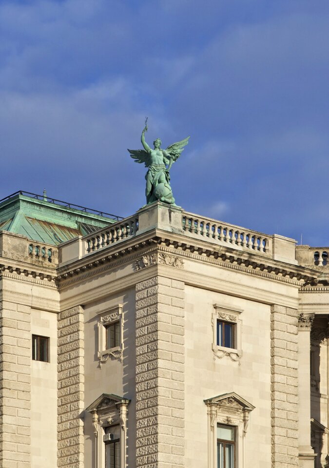 Statue bronze palace