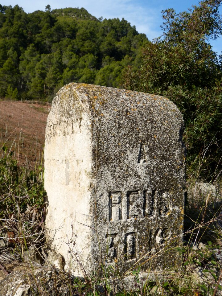 Carved stone indicator signal