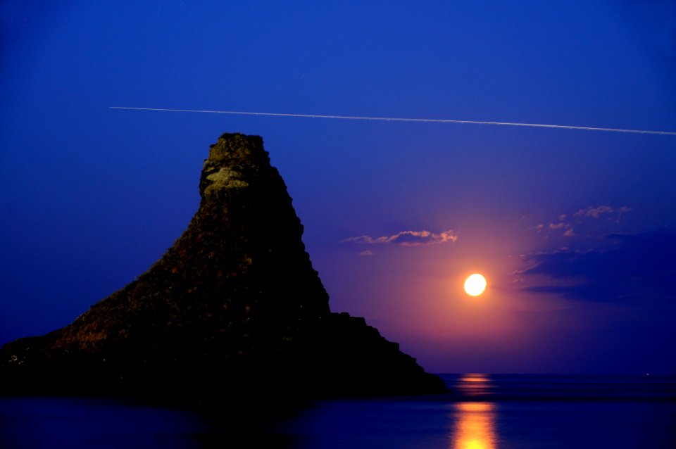 Acitrezza Faraglioni Moon Rise Sicilia Italy Italia - Creative Commons by gnuckx