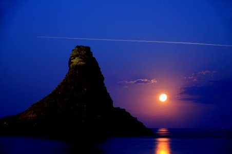 Acitrezza Faraglioni Moon Rise Sicilia Italy Italia - Creative Commons by gnuckx photo