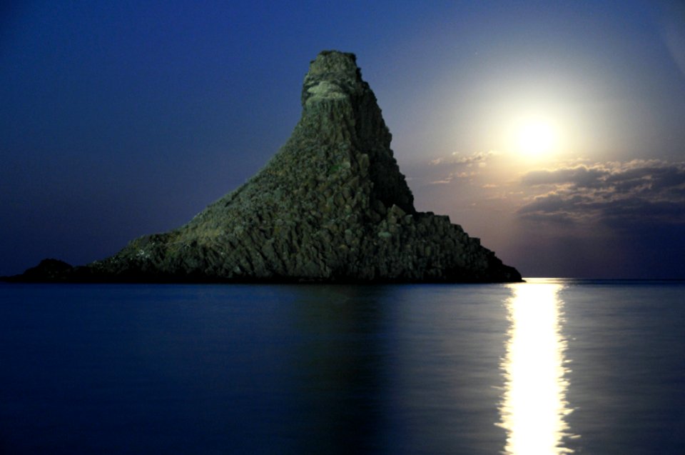 Acitrezza Faraglioni Moon Rise Sicilia Italy Italia - Creative Commons by gnuckx
