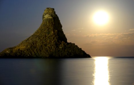 Acitrezza Faraglioni Moon Rise Sicilia Italy Italia - Creative Commons by gnuckx