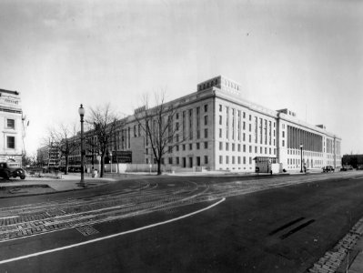 1933 (Dec 1) South Bldg, View from 14th and B Sts, looking SE USDA Construction Photo Collection (1)