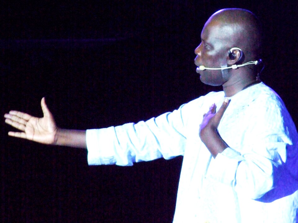 Massimo Ranieri - Badarà Seck backup voice of Rundinella - Concert 2009 Taormina-Sicilia-Italy - Creative Commons by gnuckx