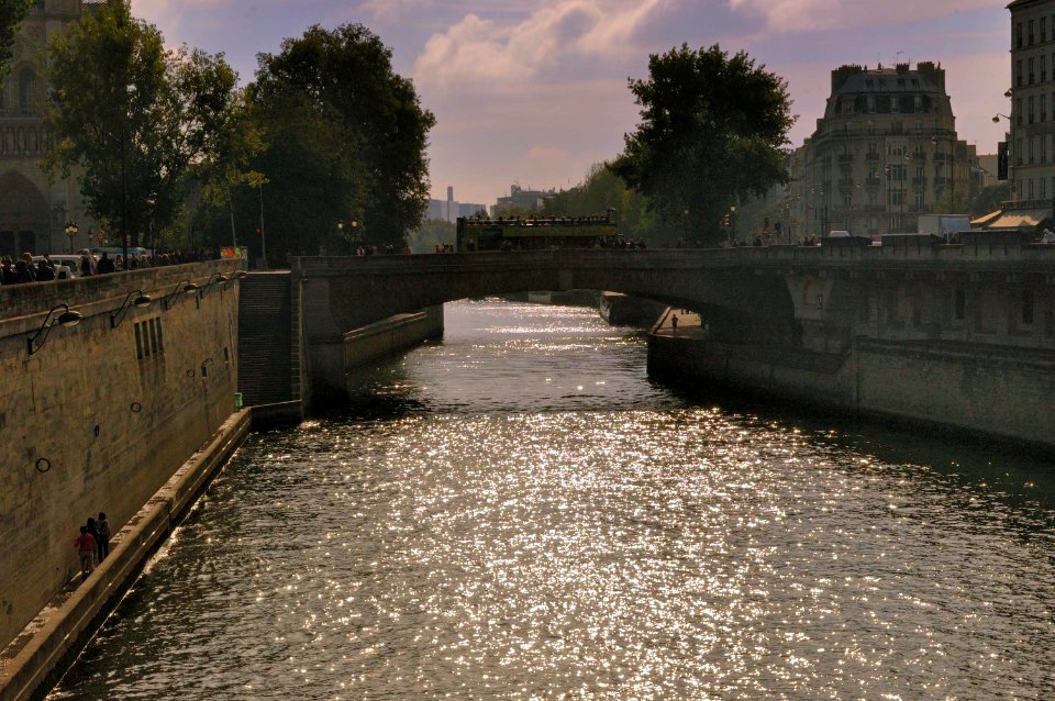 Notredamme Pont au Double, Quai Montébello, Seine, Ile de France Paris France - creative commons by gnuckx