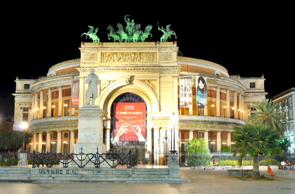 Teatro Politeama - Palermo Italy - Cretive Commons by gnuckx