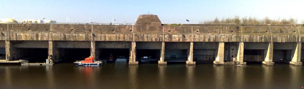 LIFEBOAT - U-BOAT BASE - LE PORT DE TOUS LES VOYAGES - SAINT NAZAIRE - FRANCE