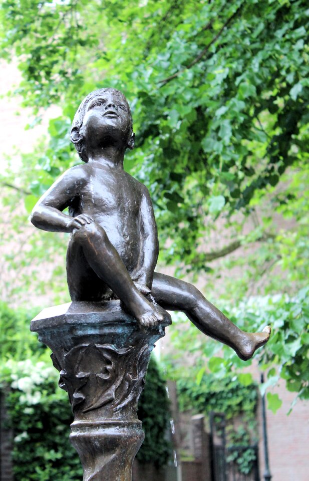 Fountain funny bronze