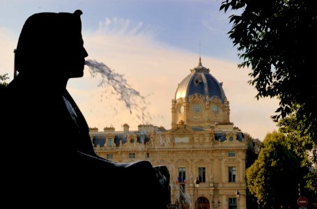 Fontaine du Palmier  vers Palais de Justice Paris France - creative commons by gnuckx