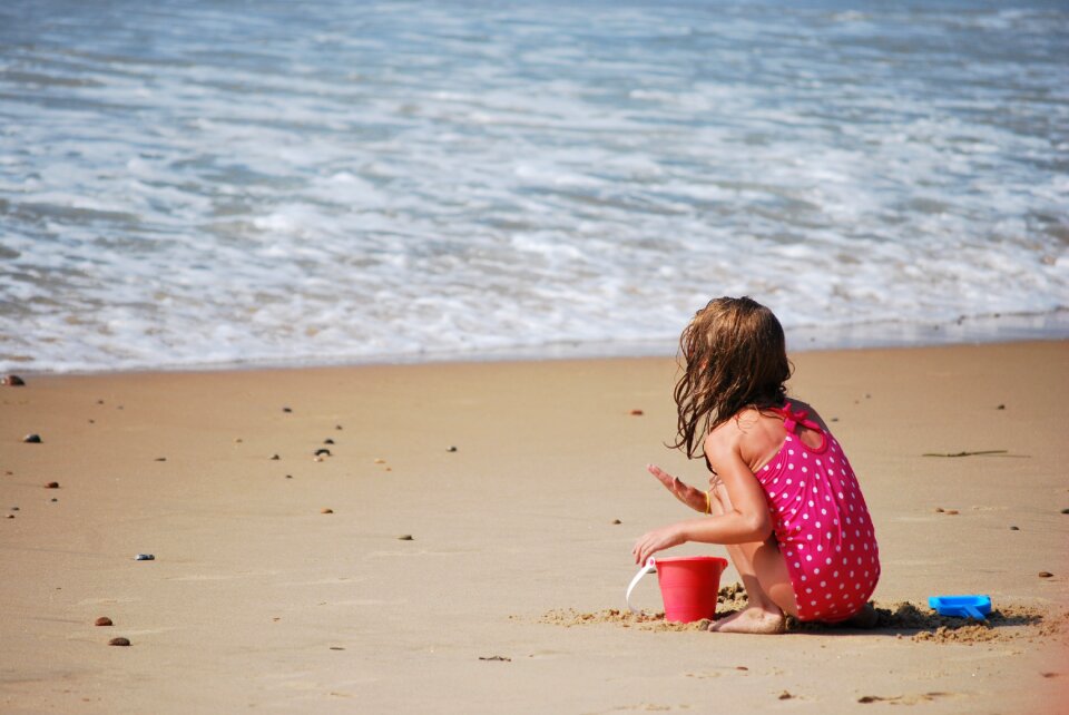 Sand solitary waves
