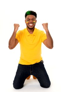 Homem torcendo para o Brasil