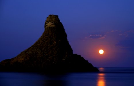 Acitrezza Faraglioni Moon Rise Sicilia Italy Italia - Creative Commons by gnuckx