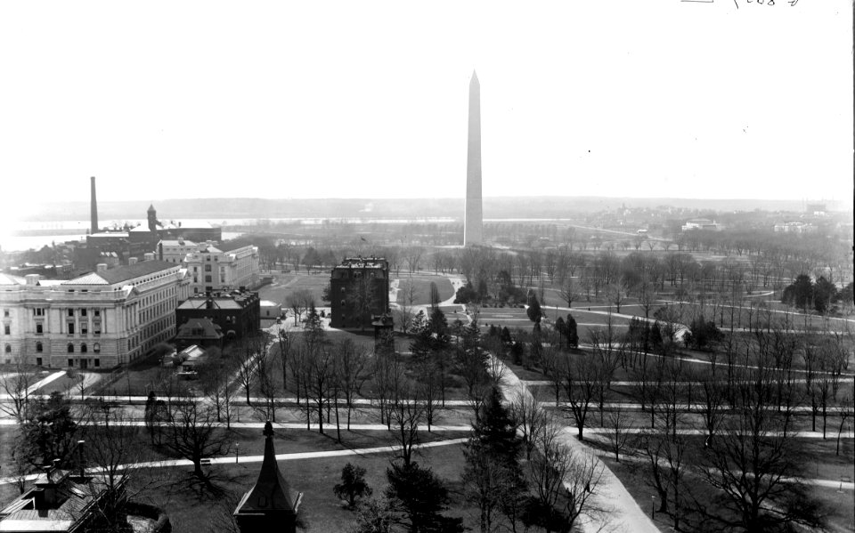 1900-15 Washington from the Smithsonian Castle Detroit Publishing Co LC-D4-37211 (L) 4a19291u crop