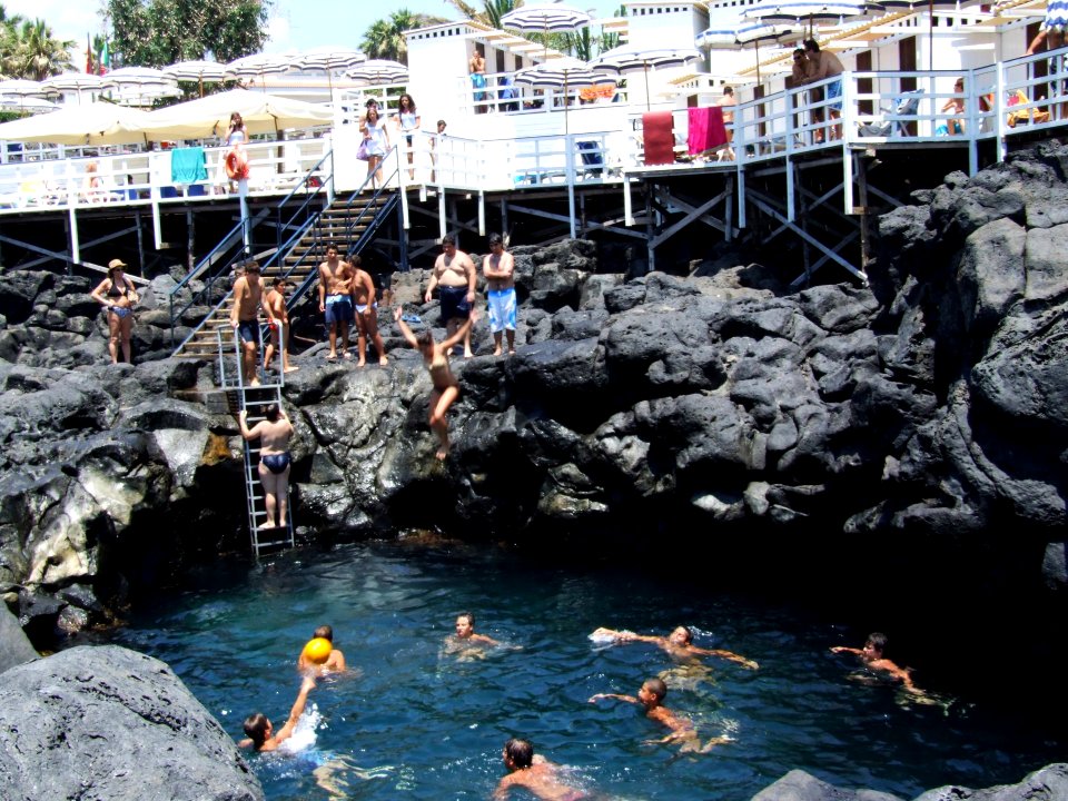Scogliera Aci Castello-Sicilia-Italy - Creative Commons by gnuckx