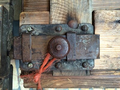 Bolt closure fitting