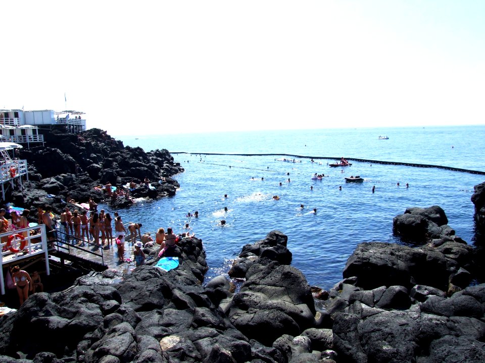 Scogliera Aci Castello-Sicilia-Italy - Creative Commons by gnuckx