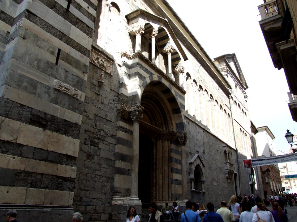 Cathedral San Lorenzo Genova Liguria Italy - Creative Commons by gnuckx