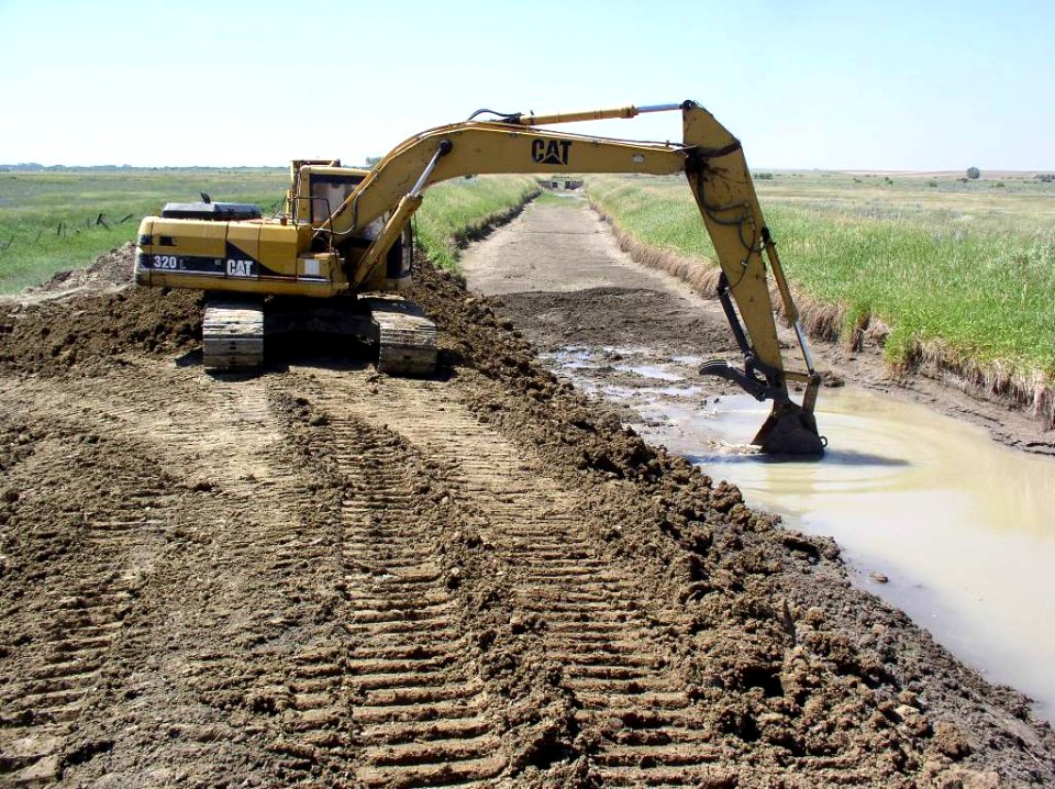 EWP  Valley Co - Vandalia Little Brazil breach repair 4