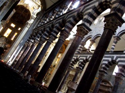 Cathedral San Lorenzo Genova Liguria Italy - Creative Commons by gnuckx