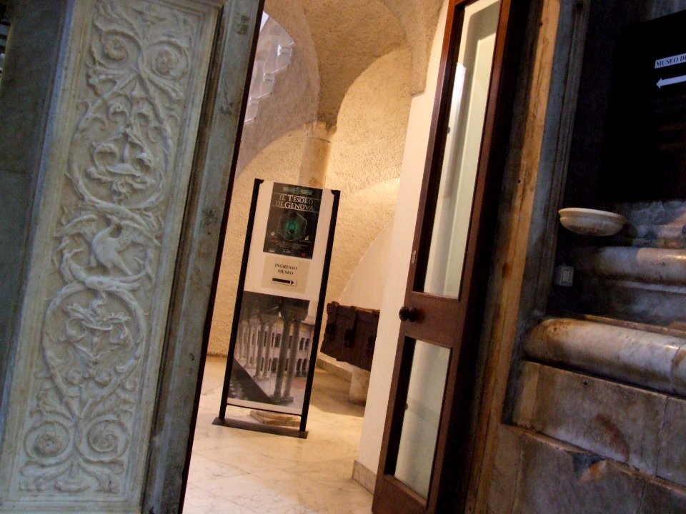 Cathedral San Lorenzo Genova Liguria Italy - Creative Commons by gnuckx