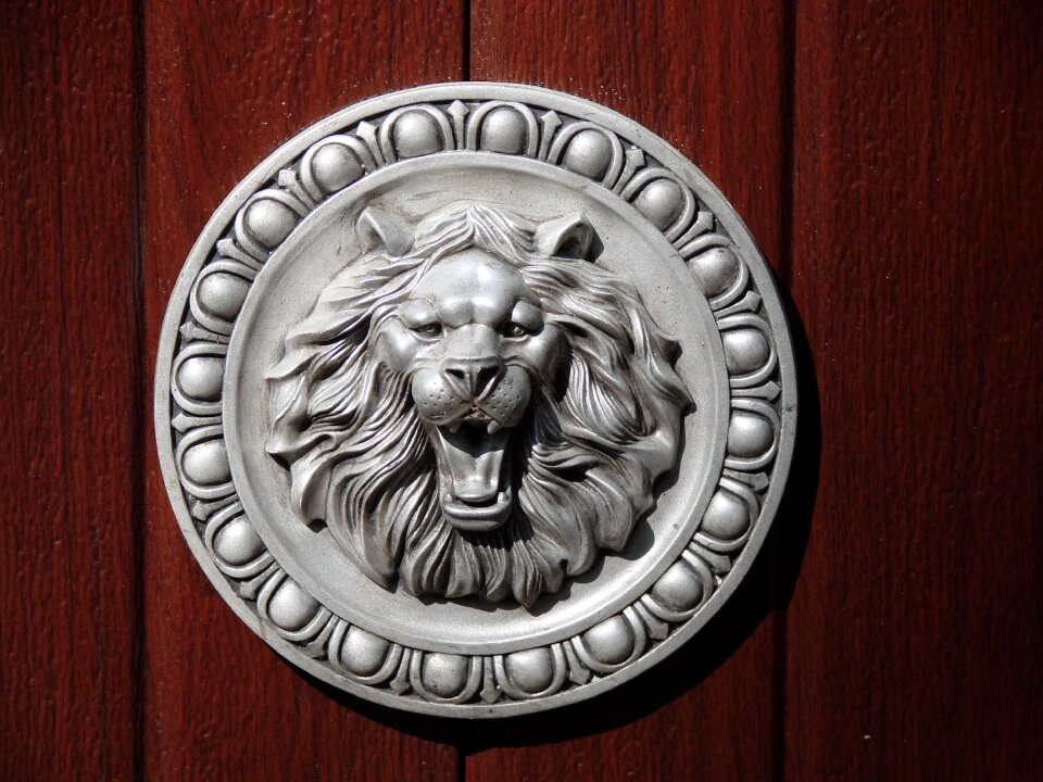 Leo bas relief scenery
