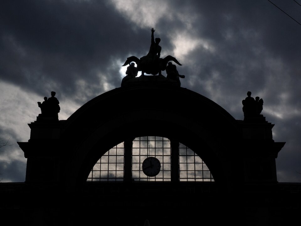 Gloomy statues figurengruppe