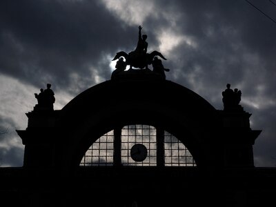 Gloomy statues figurengruppe