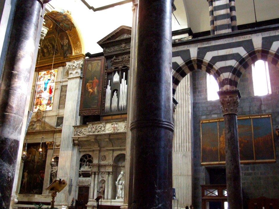 Cathedral San Lorenzo Genova Liguria Italy - Creative Commons by gnuckx