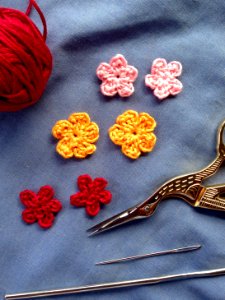 Mini flores de crochet o ganchillo photo