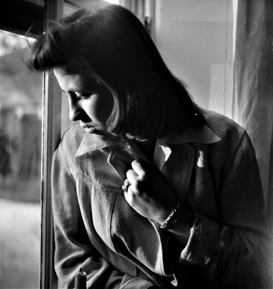 En-Vogue: Portrait of Barbara Cottam, a second generation Anglo-American, Albuquerque, New Mexico, February 1943.