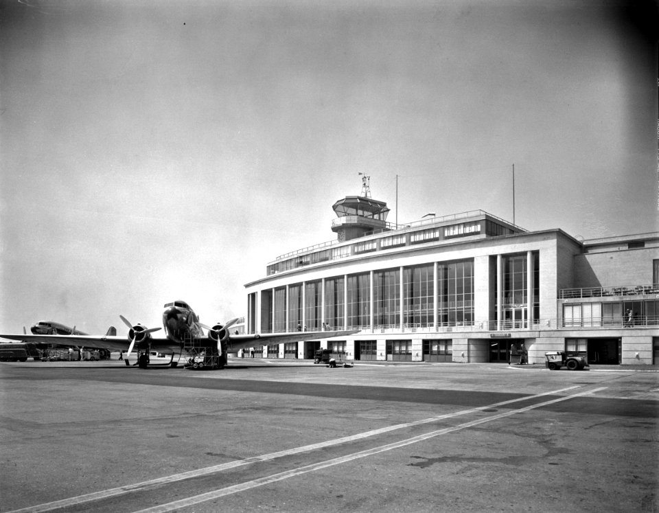 Tarmac Moderne: Plane in front of the passenger terminal at the National Airport, 1941.