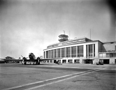 Tarmac Moderne: Plane in front of the passenger terminal at the National Airport, 1941.