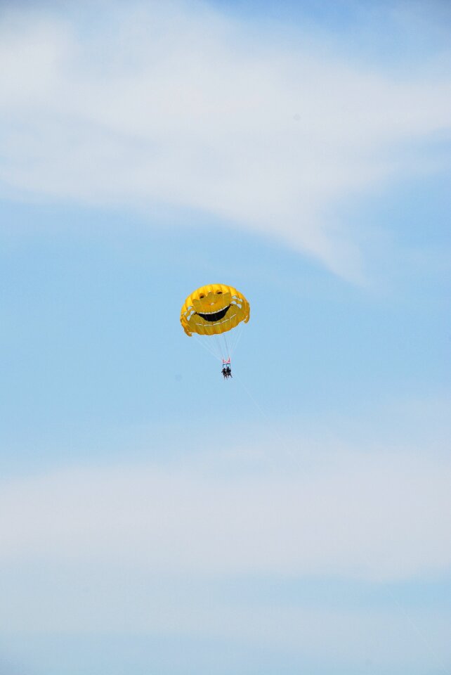 Himmel parachute happy